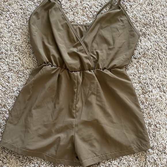 Brand new romper - Picture 3 of 3